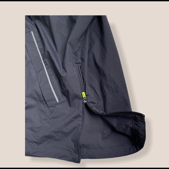 2XU rain jacket size large - Picture 5 of 7